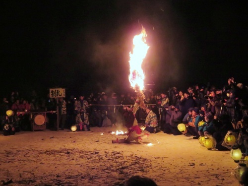 飯山市の冬の名物、雪まつりで行われる奈良澤大天狗の火祭り