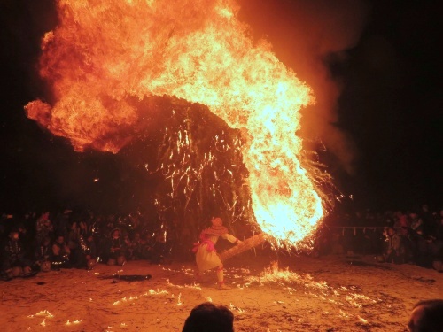飯山市の冬の名物、雪まつりで行われる奈良澤大天狗の火祭り