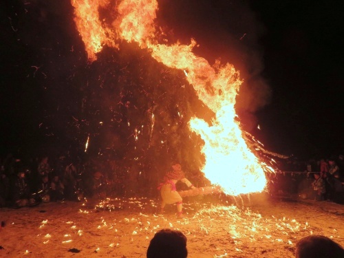 飯山市の冬の名物、雪まつりで行われる奈良澤大天狗の火祭り