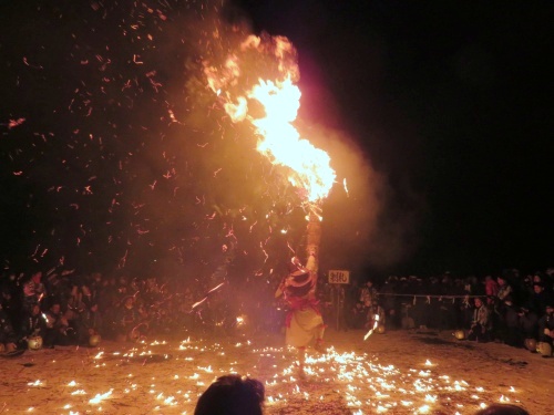 飯山市の冬の名物、雪まつりで行われる奈良澤大天狗の火祭り