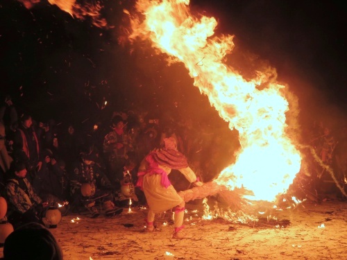 飯山市の冬の名物、雪まつりで行われる奈良澤大天狗の火祭り