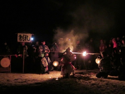 飯山市の冬の名物、雪まつりで行われる奈良澤大天狗の火祭り