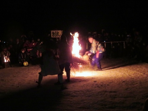 飯山市の冬の名物、雪まつりで行われる奈良澤大天狗の火祭り