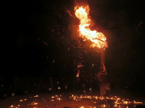飯山市の冬の名物、雪まつりで行われる奈良澤大天狗の火祭り