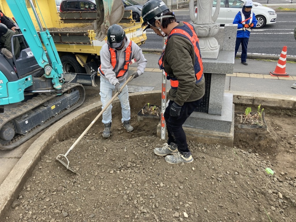 長野市西尾張部の交通安全祈願碑の補修作業
