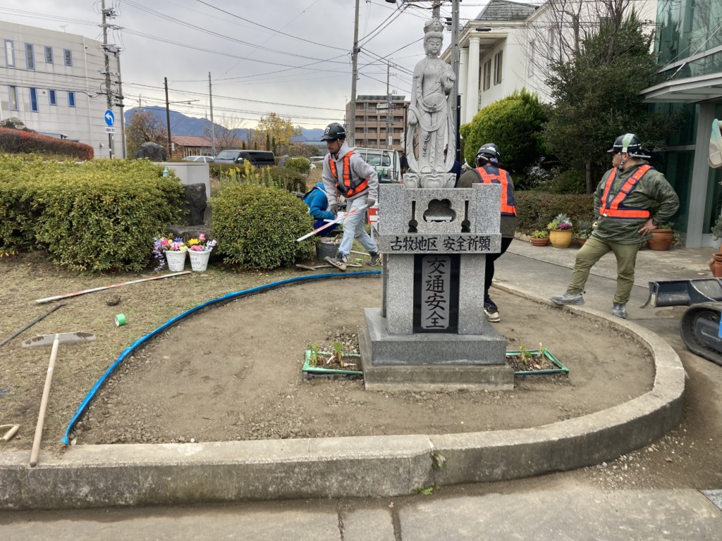 長野市西尾張部の交通安全祈願碑の補修作業
