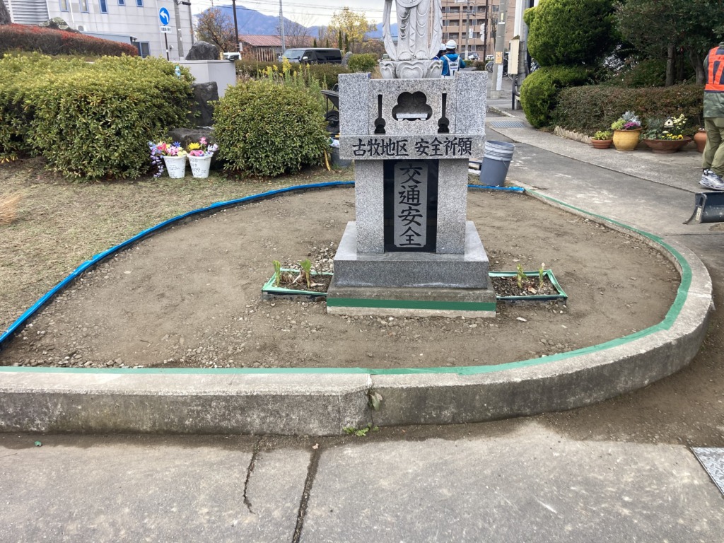 長野市西尾張部の交通安全祈願碑の補修作業