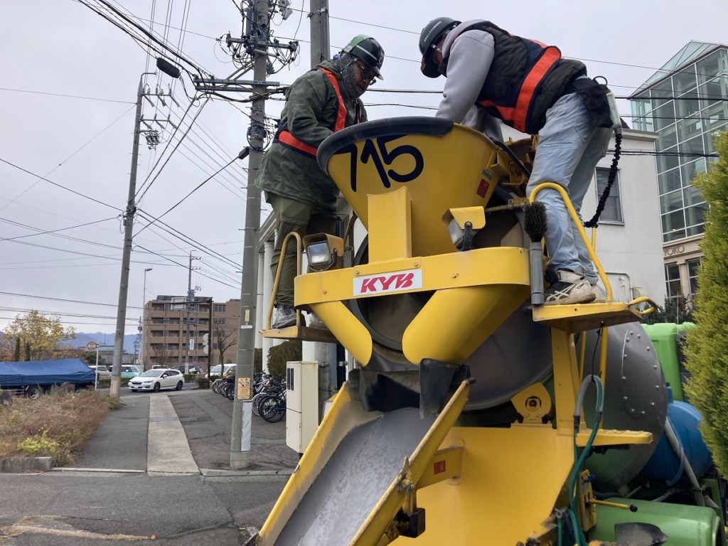 タフコートの添加剤をミキサー車で攪拌